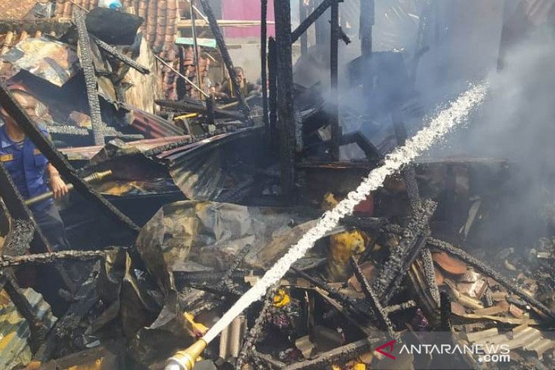 Empat rumah warga di Cianjur terbakar diduga akibat arus pendek listrik