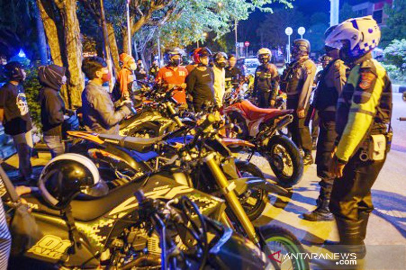 Penertiban komunitas motor di Palu