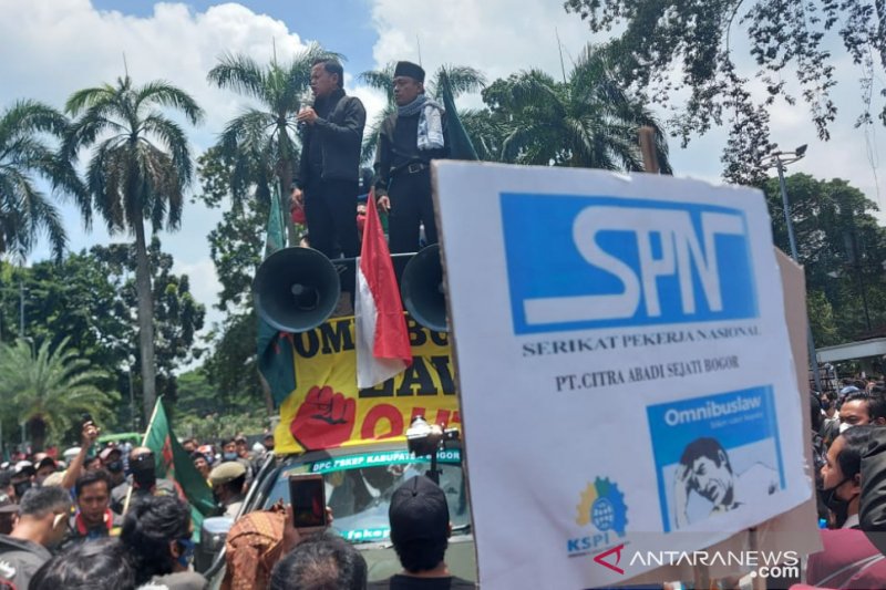 Wali Kota Bogor menemui massa buruh yang berunjuk rasa