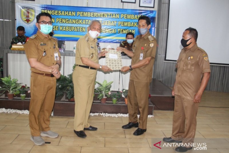 Bupati HST berhentikan 131 Kepala Desa, ini alasannya