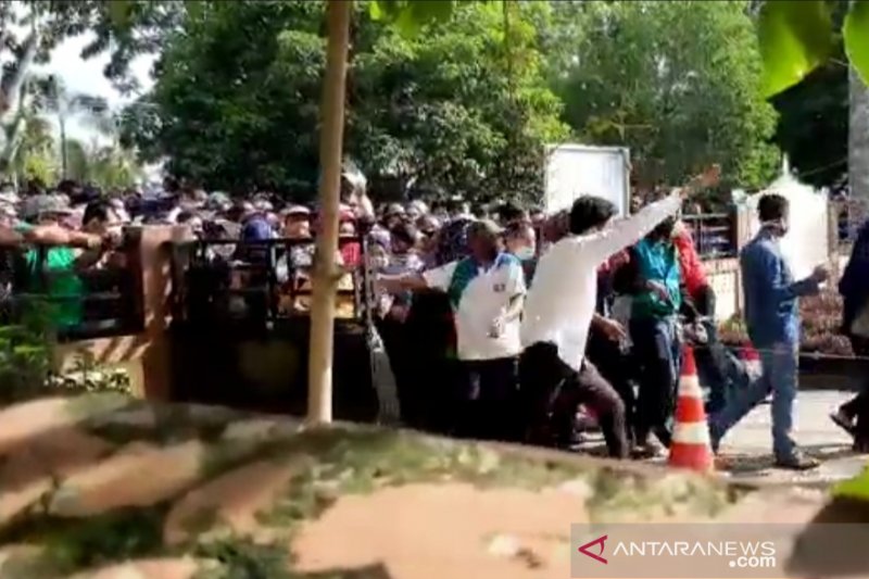 Membludak dan berdesakan, Disperindagkop HST tutup layanan pendaftaran BLT UMKM