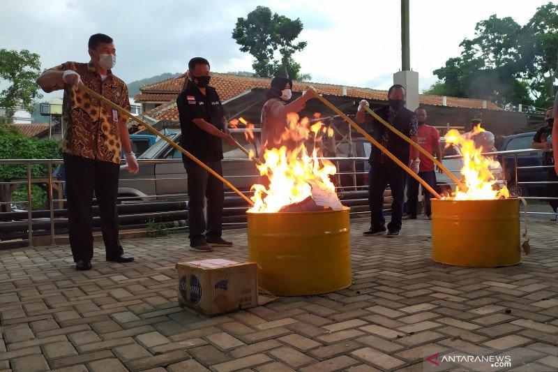 Kejari musnahkan barang bukti 579 perkara di Kabupaten Bandung