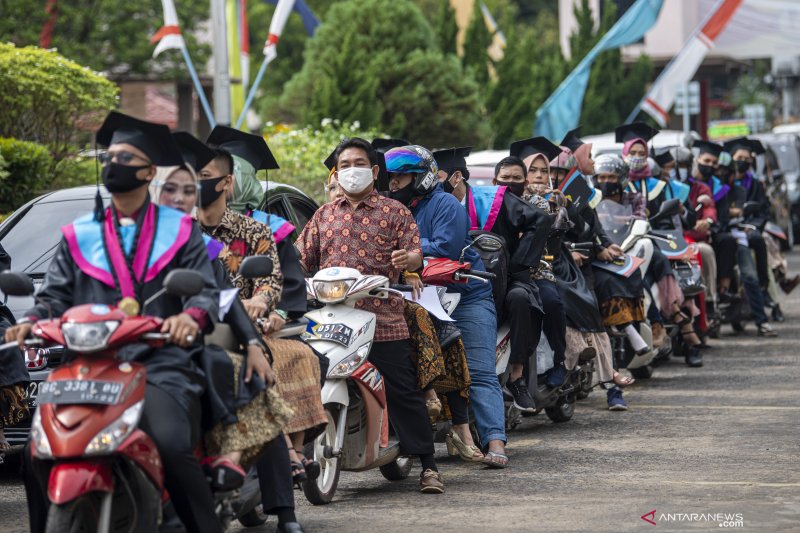 WISUDA SECARA DRIVE THRU DI POLITEKNIK NEGERI SRIWIJAYA