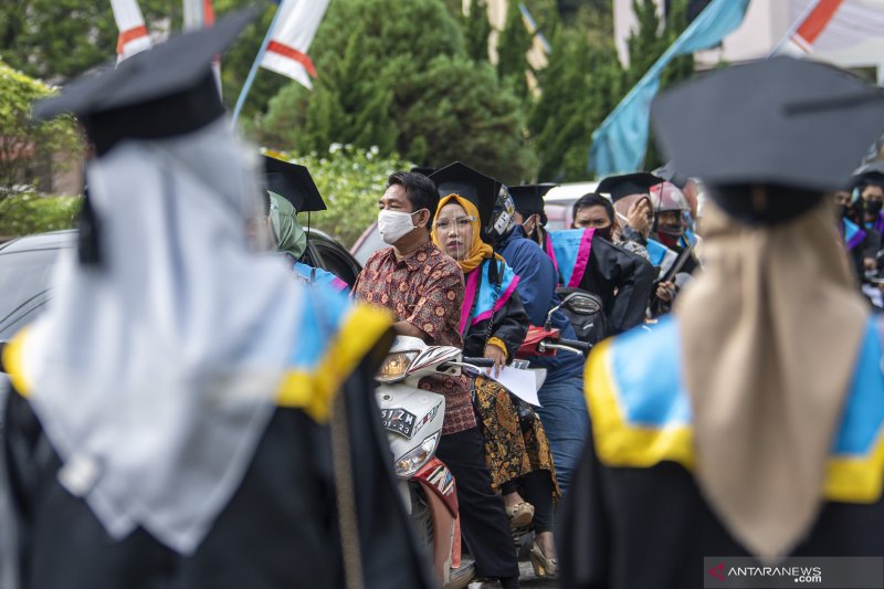 WISUDA SECARA DRIVE THRU DI POLITEKNIK NEGERI SRIWIJAYA