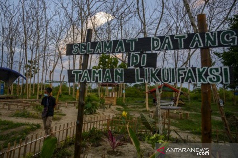 Pengunjung tengah menikmati suasana di  kawasan Geo Wisata Taman Likuefaksi Sigi