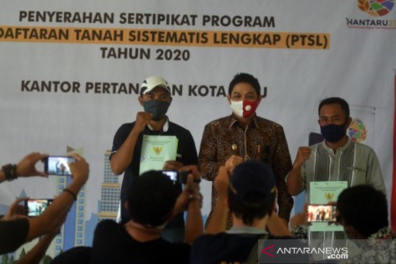 Plt Wali Kota Palu serahkan sertifikat tanah  PTSL