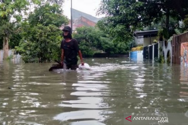 Petugas BPBD Kota Bogor evakuasi warga korban banjir