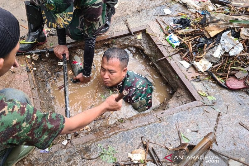 Anggota TNI selami parit untuk bersihkan sampah di Sumedang