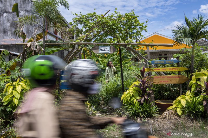 Foto Cerita : Saat “Ayam Jago” Menjaga Kampung dari Corona
