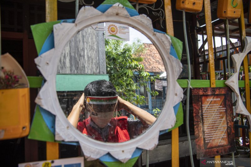 Foto Cerita : Saat “Ayam Jago” Menjaga Kampung dari Corona