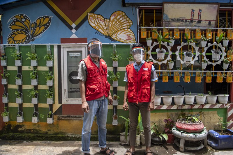 Foto Cerita : Saat “Ayam Jago” Menjaga Kampung dari Corona