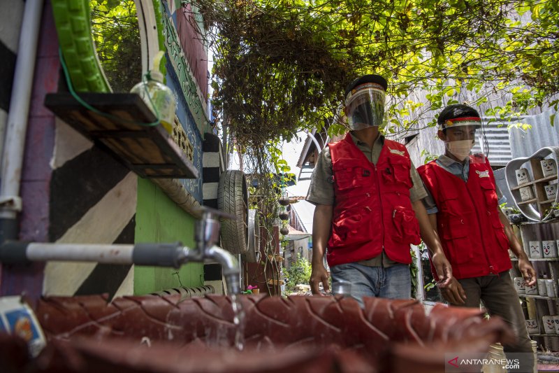 Foto Cerita : Saat “Ayam Jago” Menjaga Kampung dari Corona