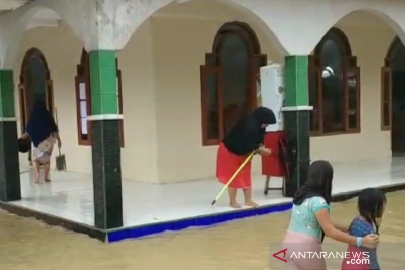 Khawatir banjir susulan, seratusan KK di Cianjur mengungsi