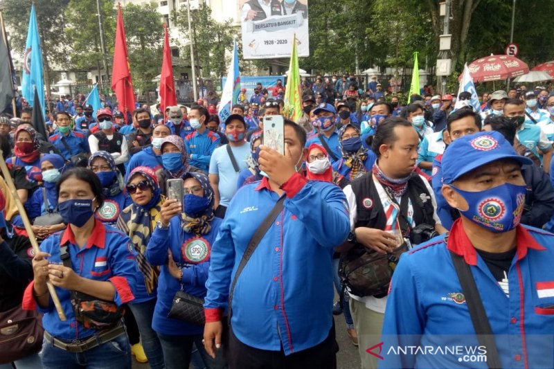 Pemprov Jabar tanggapi aksi ribuan buruh tolak upah minimum 2021 yang tidak naik