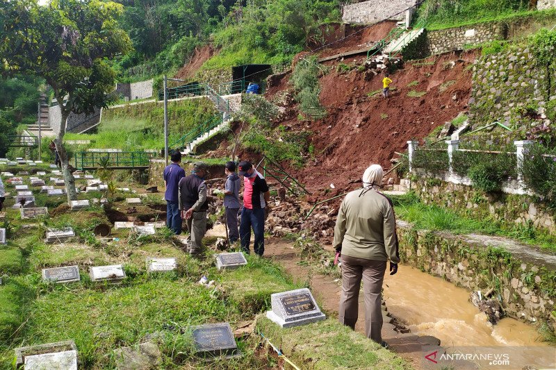 Pemkot Bandung ingatkan warga di bantaran sungai waspada bencana