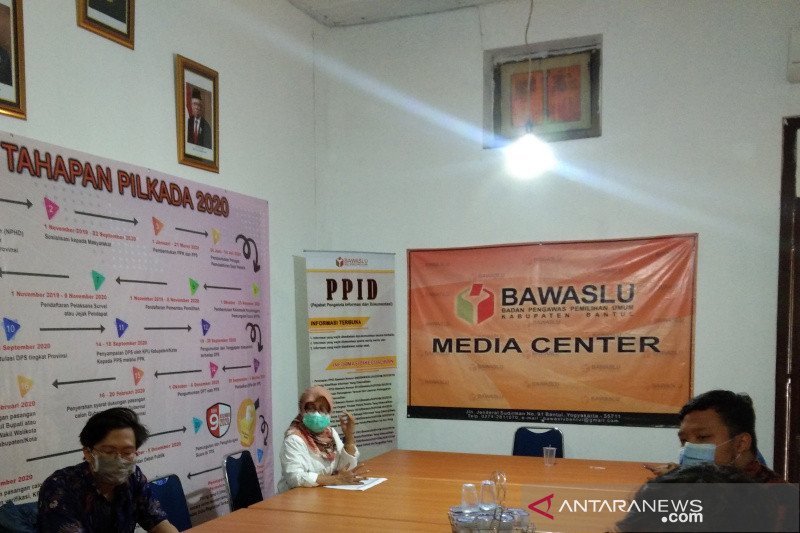 Bawaslu Bantul tertibkan puluhan alat peraga kampanye