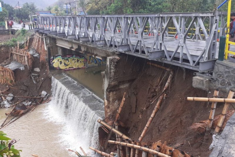 Hujan deras di  Bantul menyebabkan longsor bagian bawah  