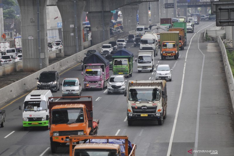 Petugas terapkan lawan arus di Tol Jakarta-Cikampek