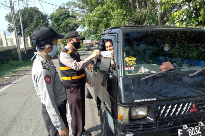 Polri dan TNI tingkatkan kesadaran warga terapkan protokol kesehatan di Citamiang Sukabumi