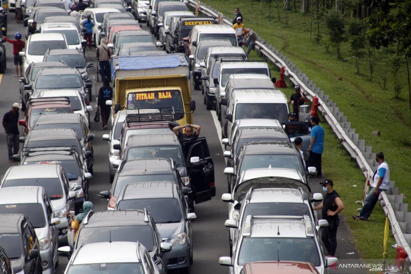 Wisatawan Terjebak Kemacetan Saat Menuju Jalur Puncak Di Bogor - ANTARA ...