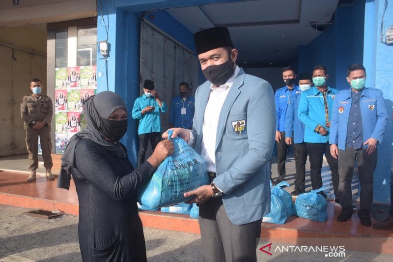 Wako Fadly Amran salurkan bantuan KNPI pusat ke masyarakat terdampakcorona