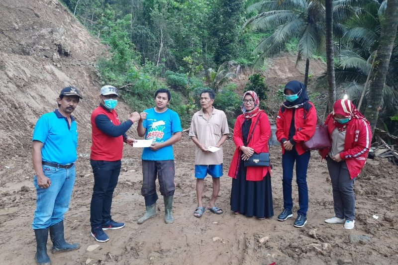 FPDI Perjuangan memberikan tali asih korban tanah longsor Kokap