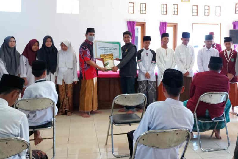 Bank Mandiri Syariah salurkan program ketahanan pangan di Ponpes Cirebon