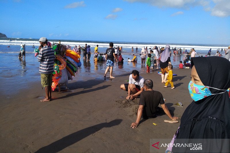 Pantai Pangandaran ramai dikunjungi wisatawan