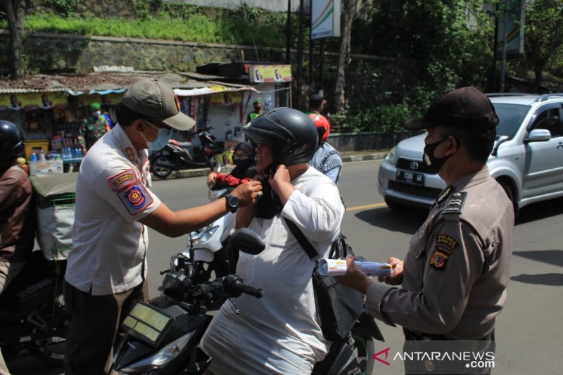 Petugas gabungan Kota Sukabumi lakukan patroli tekan COVID-19