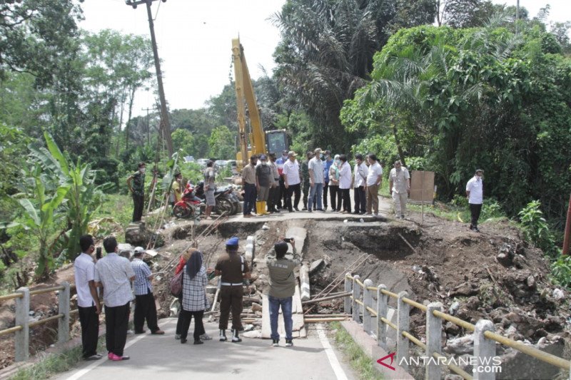 Pemkab OKU bangun jalan alternatif di lokasi jembatan amblas