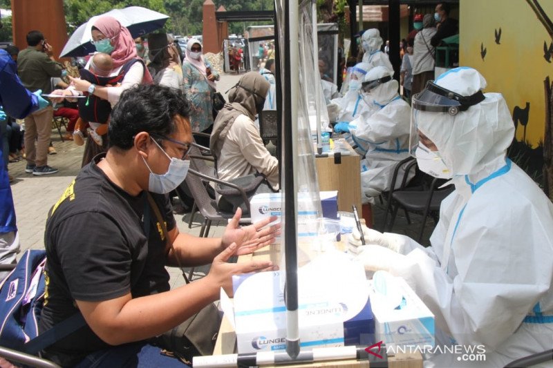 Dinkes tes usap wisatawan di Lembang Bandung Barat, satu orang reaktif