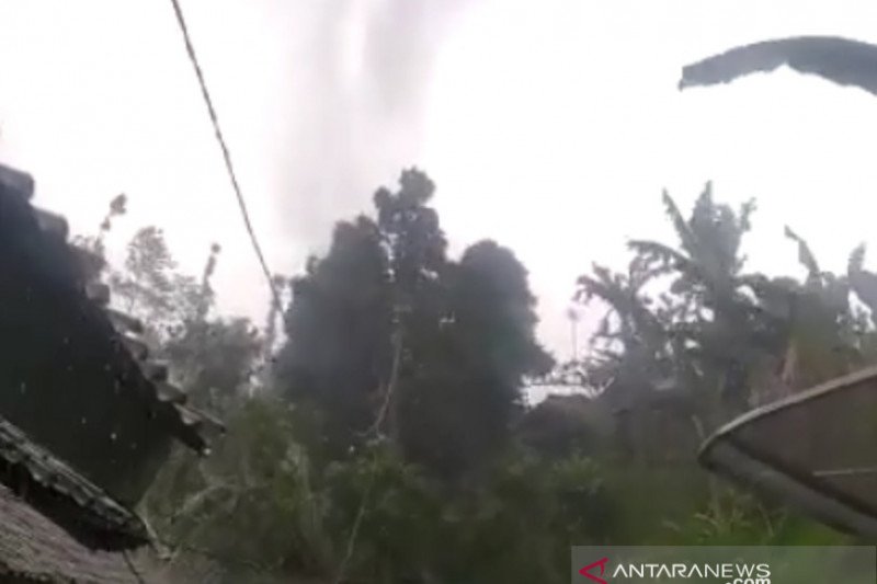 61 rumah di Kabandungan Sukabumi rusak diterjang puting beliung