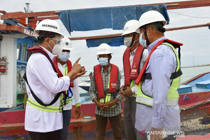 Menhub naiki perahu nelayan, tinjau Pelabuhan Patimban