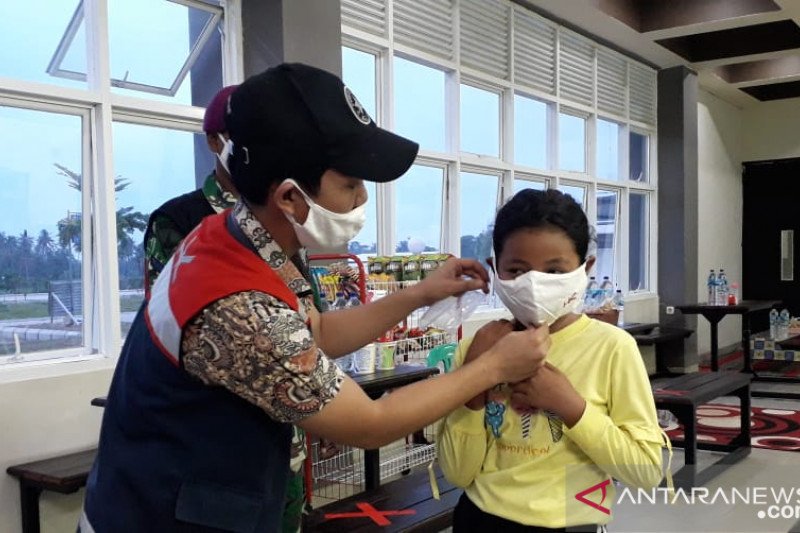 Pembagian masker buat pedagang oleh PT Hutama Karya