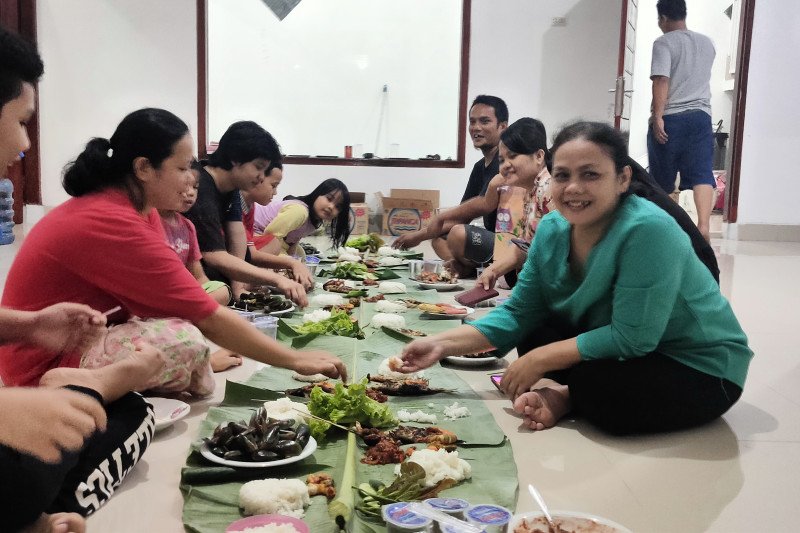 Isi Liburan Warga Bandarlampung Bakar Ikan Bersama Keluarga Antara News