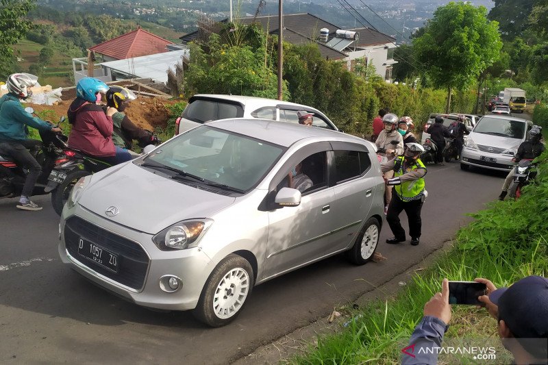 Polisi bantu dorong dan ganjal kendaraan tak kuat menanjak di Lembang Bandung