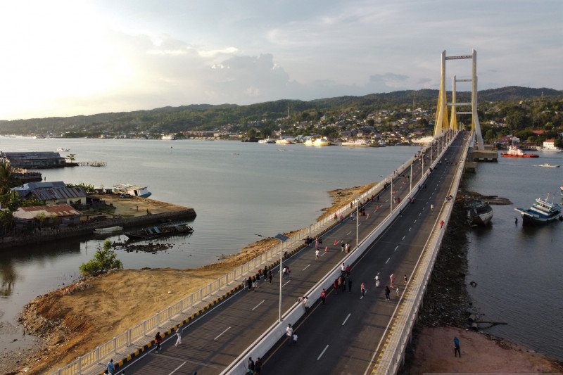 JEMBATAN TELUK KENDARI RAMAI DIKUNJUNGI