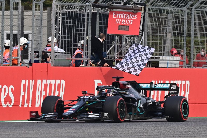 Lewis Hamilton juara di Imola, Mercedes kunci gelar konstuktor ketujuh