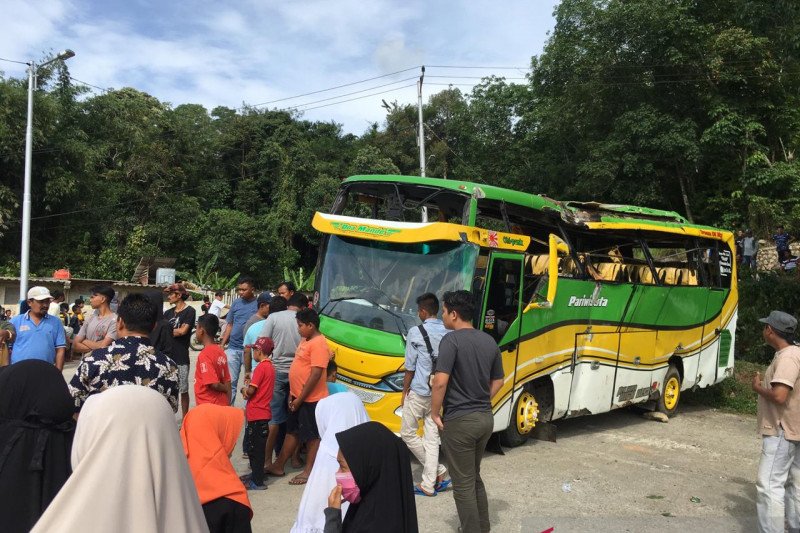 Bus pariwisata terbalik di jalan menuju objek wisata Bukit