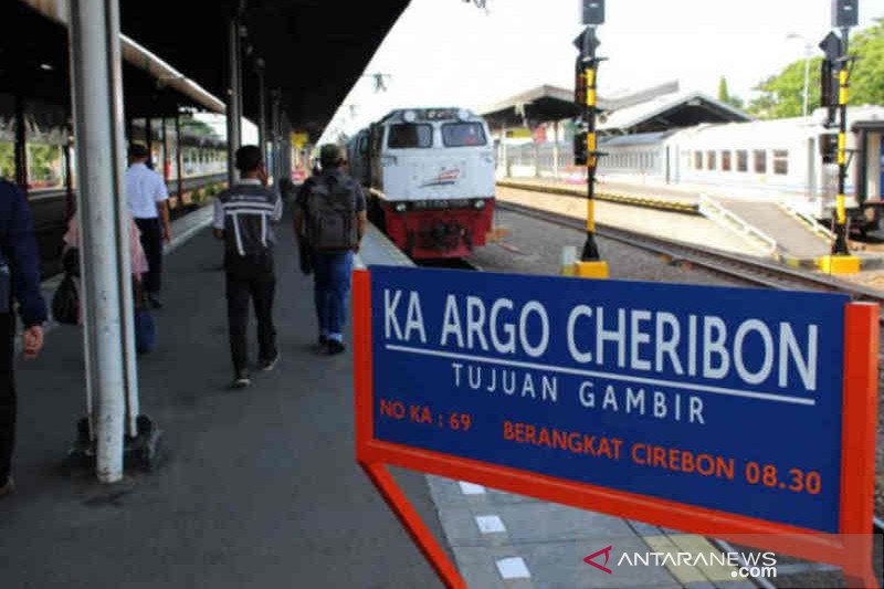 Penumpang kereta di Cirebon naik 100 persen lebih selama liburan