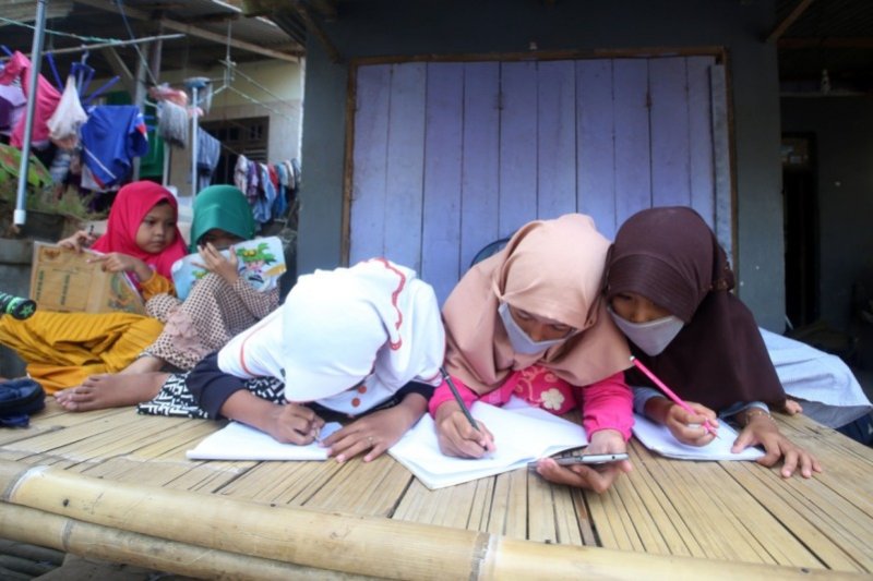 Pelajar di Jawa Barat manfaatkan bantuan paket internet gratis dari XL Axiata untuk PJJ