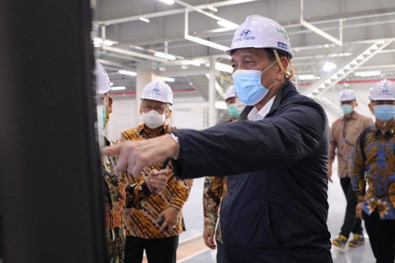 Luhut kunjungi pabrik mobil listrik di Bekasi, berharap Indonesia jadi pasar utama di ASEAN