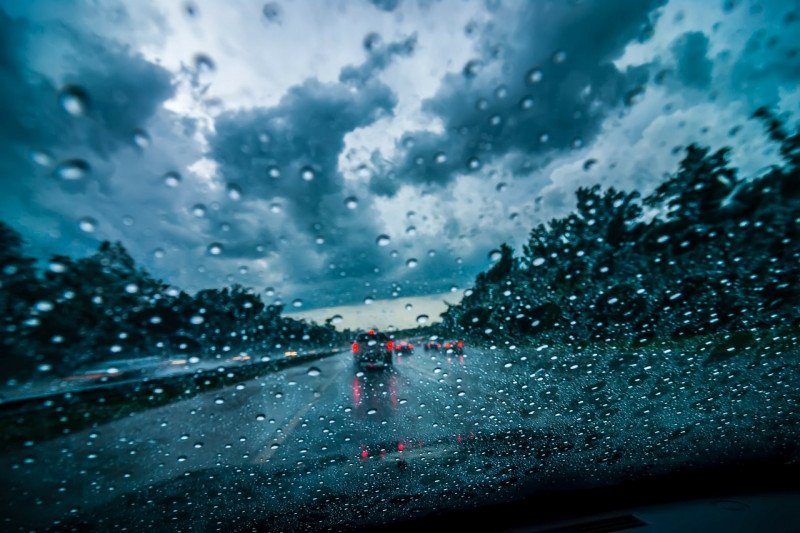 Tips aman berkendara pada musim hujan