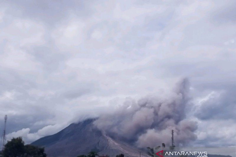 Gunung Sinabung erupsi dengan luncurkan awan panas sejauh 1.500 meter