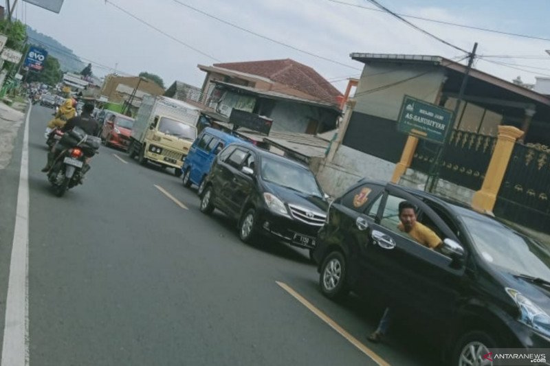 Polres Cianjur berlakukan buka tutup jalur menuju Puncak-Cipanas Cianjur