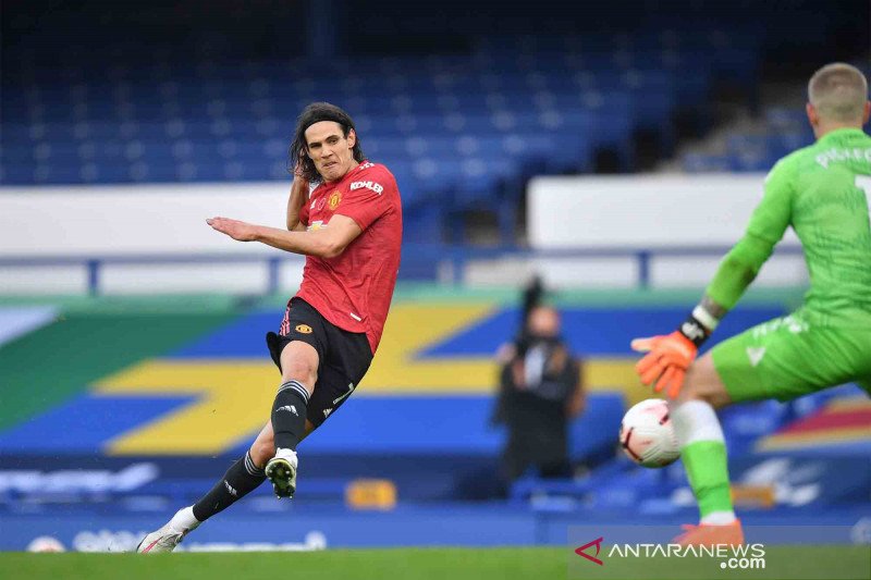 Edinson Cavani diskors tiga pertandingan akibat unggahannya di media sosial