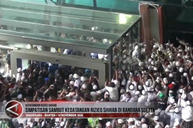 Video - Suasana kedatangan Habib Rizieq Shihab di Bandara Soetta