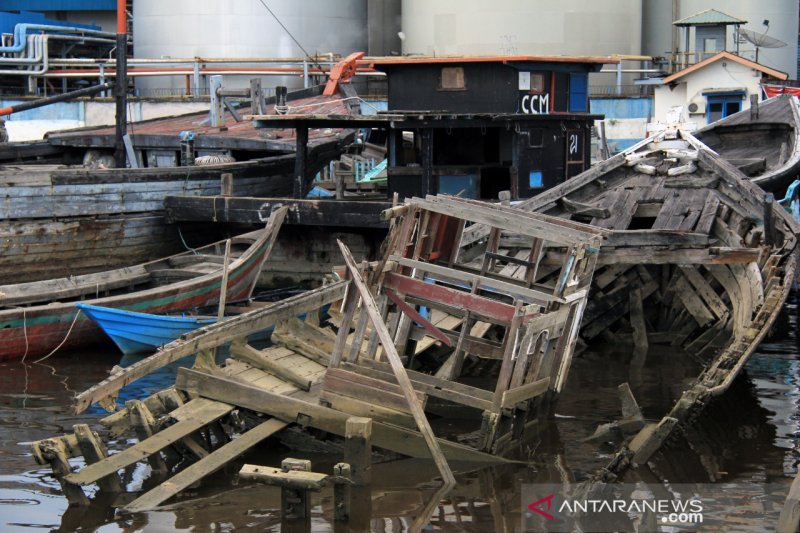 (FOTO) Bangkai Kapal di Pelabuhan