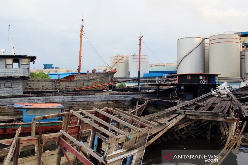 (FOTO) Bangkai Kapal di Pelabuhan