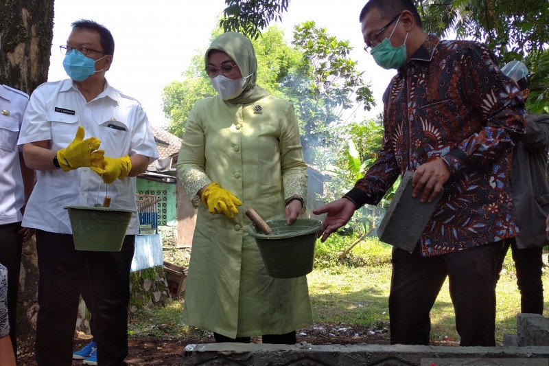 Menaker Ida Fauziah serahkan bantuan program jaring pengaman sosial untuk Cianjur